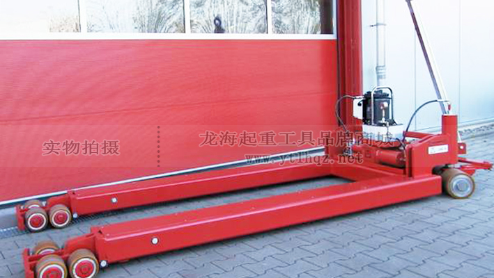集裝箱裝卸搬運(yùn)設(shè)備有：JHB型集裝箱搬運(yùn)車(chē)